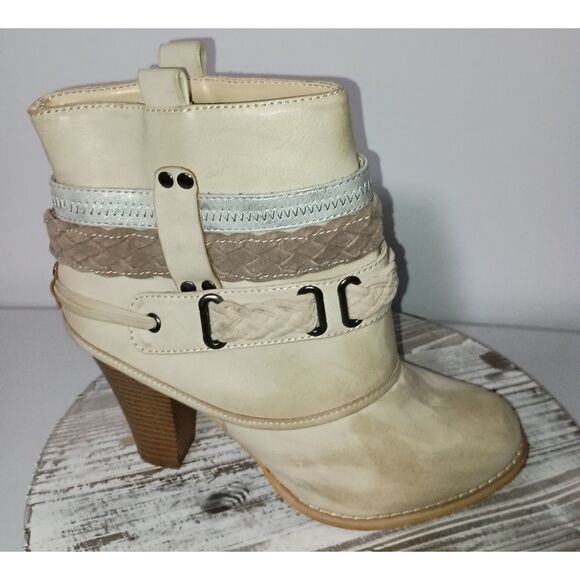 DOLCE by Mojo Moxy, Beige Faux Leather Ankle Boots, Woman Size 9M - Picture 1 of 7